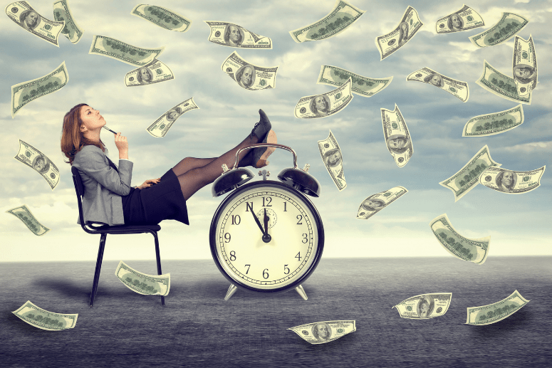 Eine Frau auf einem Stuhl, die ihre Beine auf einer überdimensional grossen Uhr ausstreckt und sich von Geld berieseln lässt.
